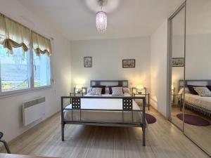 una camera da letto con due letti e una finestra di Chez bielsa 1 a Livron