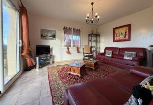 un soggiorno con un divano e un tavolo di Chez bielsa 1 a Livron