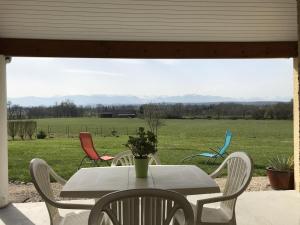 un tavolo e delle sedie davanti a una finestra di Chez bielsa 1 a Livron