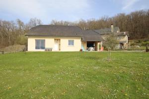una casa in un campo con un prato di Chez bielsa 1 a Livron