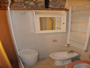 Et badeværelse på Grottino Apartment Parco Velino Sirente + 41 billeder