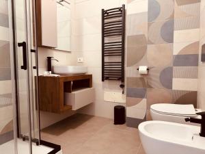 ein Badezimmer mit Waschbecken und Toilette in der Unterkunft Casa di Stella in Montepulciano + 4 Fotos