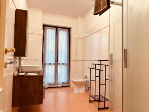 ein Badezimmer mit Toilette und Waschbecken in der Unterkunft Casa di Stella in Montepulciano