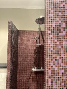 哥德堡DA Hotel Apartments的带瓷砖墙的浴室淋浴 更多27张照片