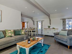 een woonkamer met een bank en een tafel bij 2 Bed in Hartland FIREB in Hartland