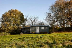 een klein huisje op een heuvel in een veld bij Host and Stay - Florence in Marsham