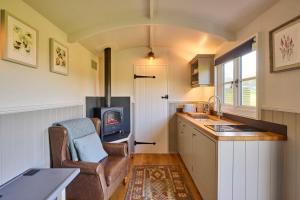 een kleine keuken met een stoel en een fornuis bij Host and Stay - Florence in Marsham +14 foto's