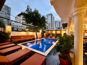ein Swimmingpool auf einem Gebäude in der Unterkunft Bliss & Beats Hostel in Phnom Penh