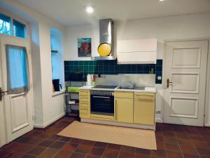 a kitchen with a sink and a stove top oven at Kleines Schleusenwärterhaus am Ostedeich in Neuhaus an der Oste