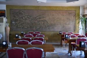 un'aula con tavoli e sedie e una grande parete di Çidihan HOTEL a Kusadası