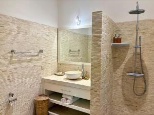 een badkamer met een wastafel en een douche bij Beachfront Villa Nirwana with Private Jacuzzi in Pengastulan +69 foto's