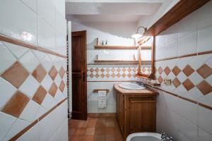 ein Badezimmer mit Waschbecken und Toilette in der Unterkunft tHE Courmaison - Courmayeur in Courmayeur