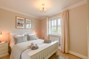 En eller flere senge i et værelse på 2 Bed in Holt oc-1810