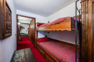 ein Schlafzimmer mit zwei Etagenbetten in einem Zimmer in der Unterkunft tHE Courmaison - Courmayeur in Courmayeur
