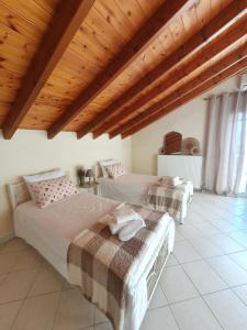 Giường trong phòng chung tại Konitsa Horizon Villa