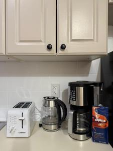 un bancone della cucina con macchinetta del caffè e tostapane di Budget Comfortable Apartments a New York Altre 3 foto