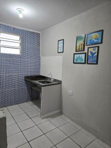 bagno con lavandino e quadri alle pareti di MarBelo Bertioga Apartamentos e Suítes a Bertioga Altre 38 foto