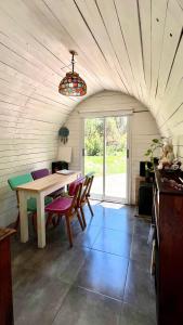 een keuken en eetkamer met een tafel en stoelen bij Savra in San Andrés de Giles