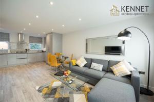 een woonkamer met een bank en een tafel bij Chester House in Reading