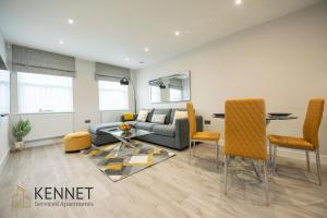 een woonkamer met een bank en een tafel bij Chester House in Reading