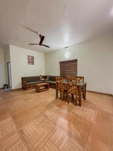 ein Wohnzimmer mit einem Tisch und einem Sofa in der Unterkunft Vihara Inn Resort in Vayittiri + 38 Fotos