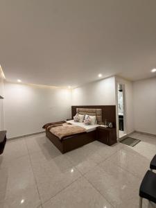 En eller flere senge i et værelse på Skyvale Nainital 4BHK Mountain View Villa