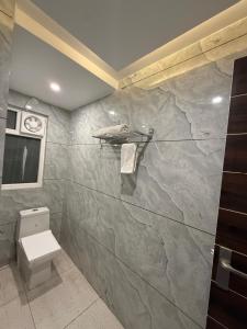 Et badeværelse på Skyvale Nainital 4BHK Mountain View Villa