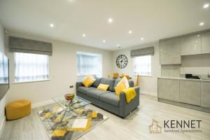 een woonkamer met een bank en een keuken bij Chester House in Reading