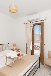En eller flere senge i et værelse på Polos Luxury Apartments Astypalea