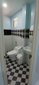 Et badeværelse på Rey's Pension House - Barkadahan