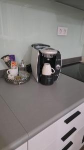 a coffee maker on a counter in a kitchen at NEU! Modernes Wohnen Bad Berleburg in Meckhausen