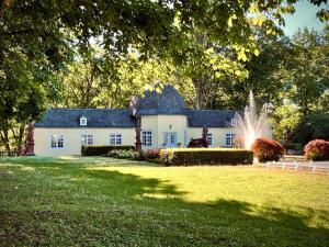 a white house with a fountain in a yard at NEU! Modernes Wohnen Bad Berleburg in Meckhausen