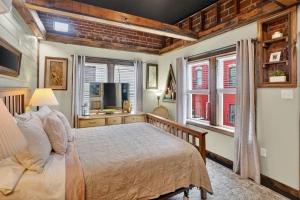 een slaapkamer met een bed en twee ramen bij Stylish Retro Stay, Columbia House Unit D apts in Somerset