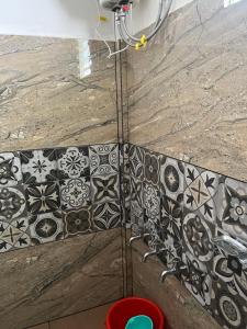 Et badeværelse på Prakruthi home stay