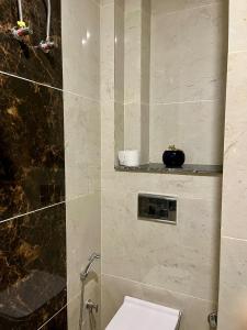 Phòng tắm tại Slow By Poly- an experiential stay in Dehradun +32 ảnh