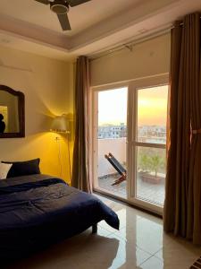 Giường trong phòng chung tại Slow By Poly- an experiential stay in Dehradun