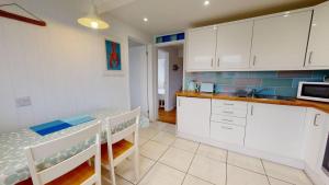 Køkken eller tekøkken på D44 Pendarves, Riviere Towans + 3 billeder