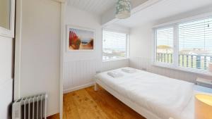 En eller flere senge i et værelse på D44 Pendarves, Riviere Towans