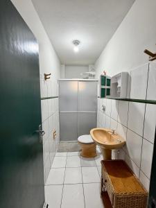ein Badezimmer mit Waschbecken, Toilette und Dusche in der Unterkunft Solar das Andorinhas Pousada in Itapoa