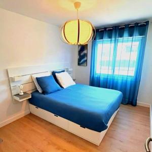 Postel nebo postele na pokoji v ubytování MODERN' FAMILY - VUE PILAT - Cosy Neuf & Confort - Parking et Clim GRATUIT - OFFRE SPECIALE PRO - Loc Home City services