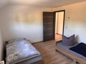 una piccola camera da letto con un letto e un armadio di NEU! Ferienwohnung Elsteraue DG oben a Meuselwitz