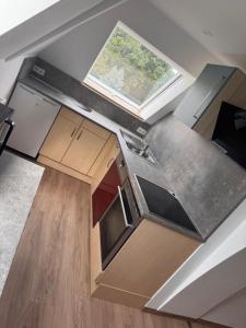 vista sul soffitto di una cucina con finestra di NEU! Ferienwohnung Elsteraue DG oben a Meuselwitz