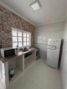 Køkken eller tekøkken på Casa espaçosa com Wi-Fi, Tv e Garagem - 300 m do mar