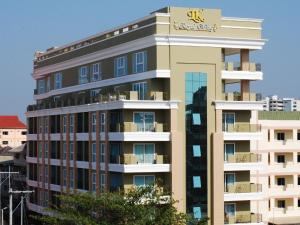 Un edificio con un cartel encima en LK Royal Wing, en Pattaya central