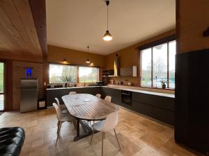 Ảnh trong thư viện ảnh của L'Atelier Cosy & moderne, terrasse près nature ở La Rochefoulques