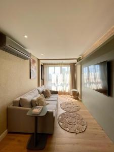 ein Wohnzimmer mit Sofa und Fernseher in der Unterkunft Holanda's Prime in Tambaú + 41 Fotos