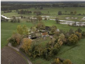 una vista aerea di una casa in un campo di Bed and Breakfast Reestdal a Meppel