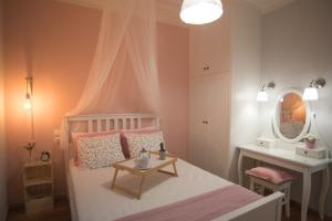 een slaapkamer met een bed met een spiegel en een tafel bij La Casa Rosa in Lefkada