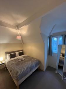 Postel nebo postele na pokoji v ubytování Spacious Home - Solihull Town Centre- Near NEC-BHX