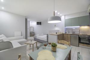 een woonkamer en keuken met een bank en een tafel bij Elaia studio 5 in Lefkada